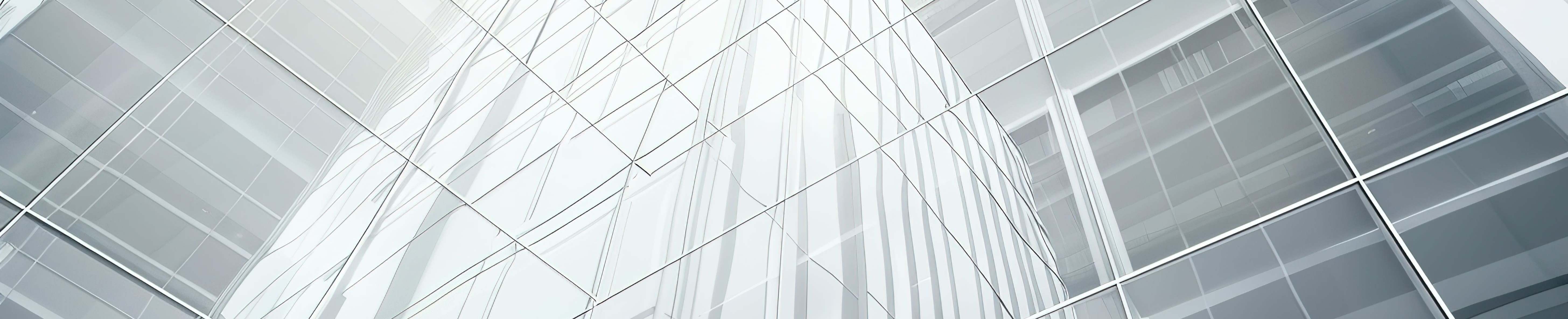 ガラスパネルの外壁が反射する高層ビルのファサード