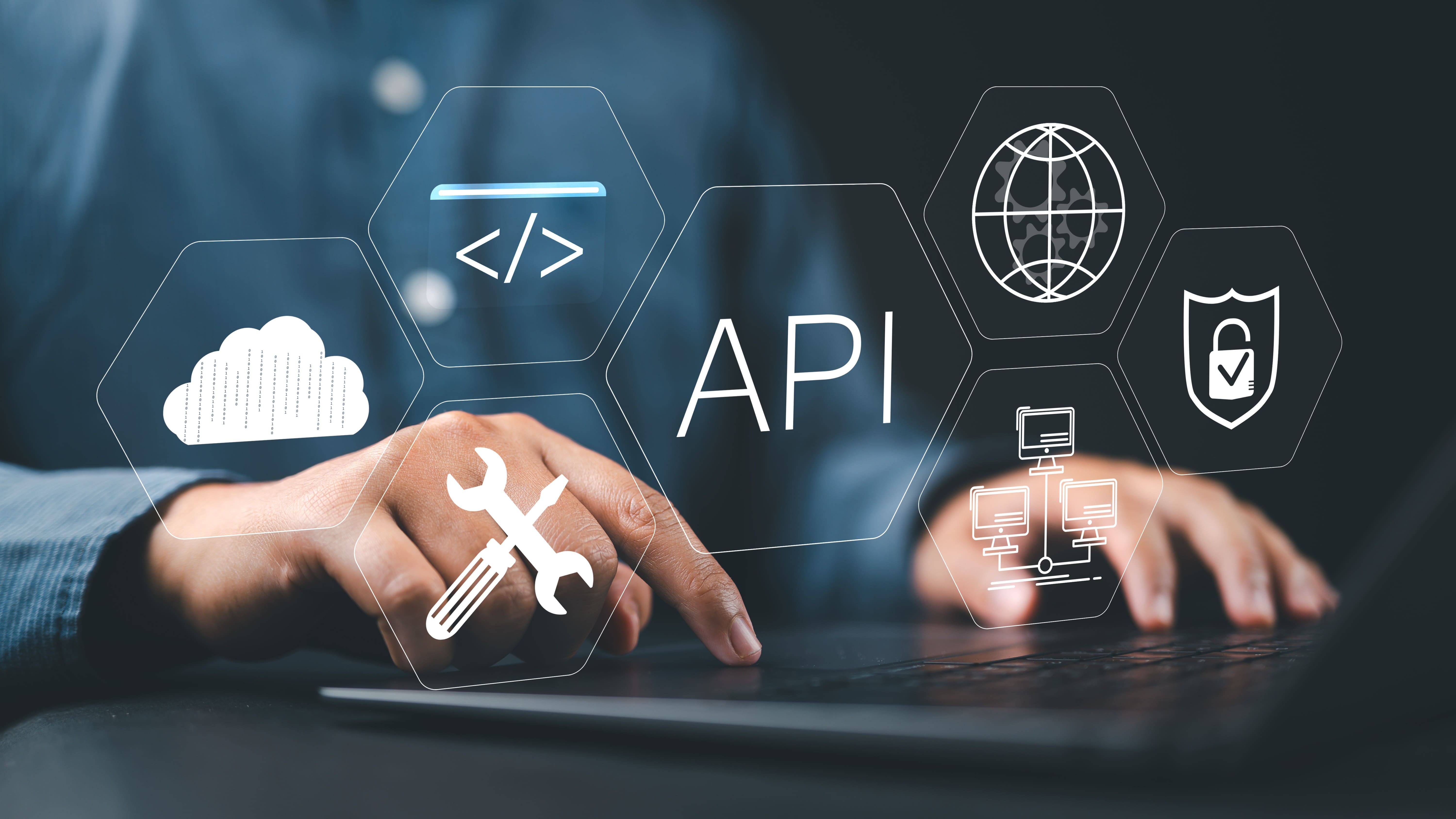 キーボード上に重なるAPIやクラウド、セキュリティなどのアイコン